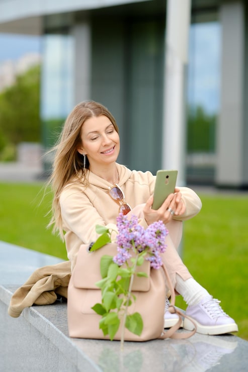 Foto vrouw van middelbare leeftijd die telefoonnummer belt