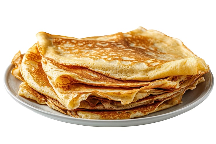 PSD isolerad tallrik med tunna hemgjorda gyllene crêpes mot en transparent bakgrund