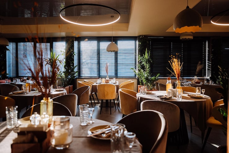 Zdjęcie eleganckie wnętrze restauracji z naturalnym światłem, przytulnym wykończeniem i stylowym ustawieniem stołów