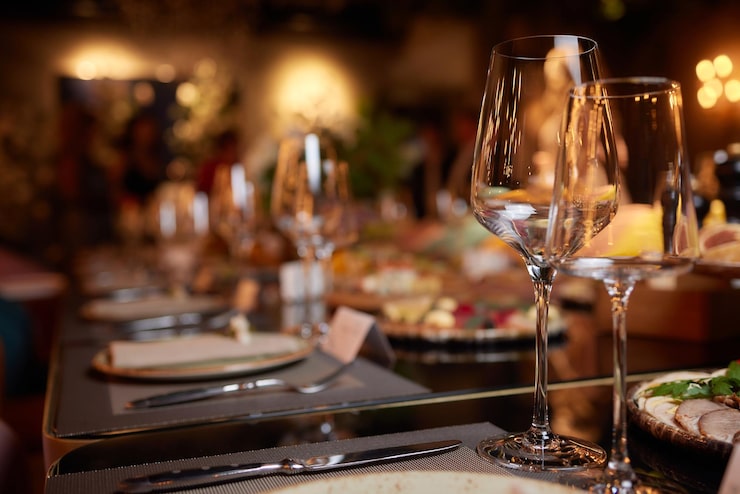 Zdjęcie szklanki do wina w ciepłej restauracji.