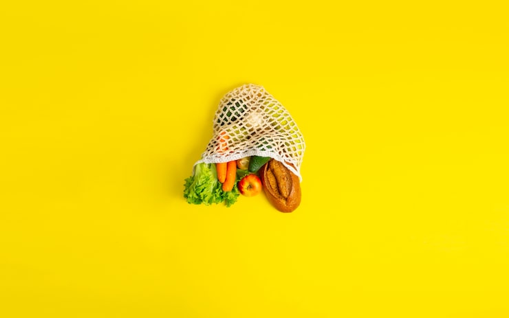 Widok z góry na prostą torbę ze świeżymi artykułami spożywczymi żywność zero waste eco shopping concept