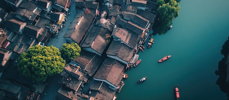 PSD toàn cảnh làng trung quốc nhìn từ trên cao với dòng sông