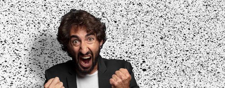 Gratis PSD agressief schreeuwen met een geïrriteerde gefrustreerde boze blik en strakke vuisten voelen woedend
