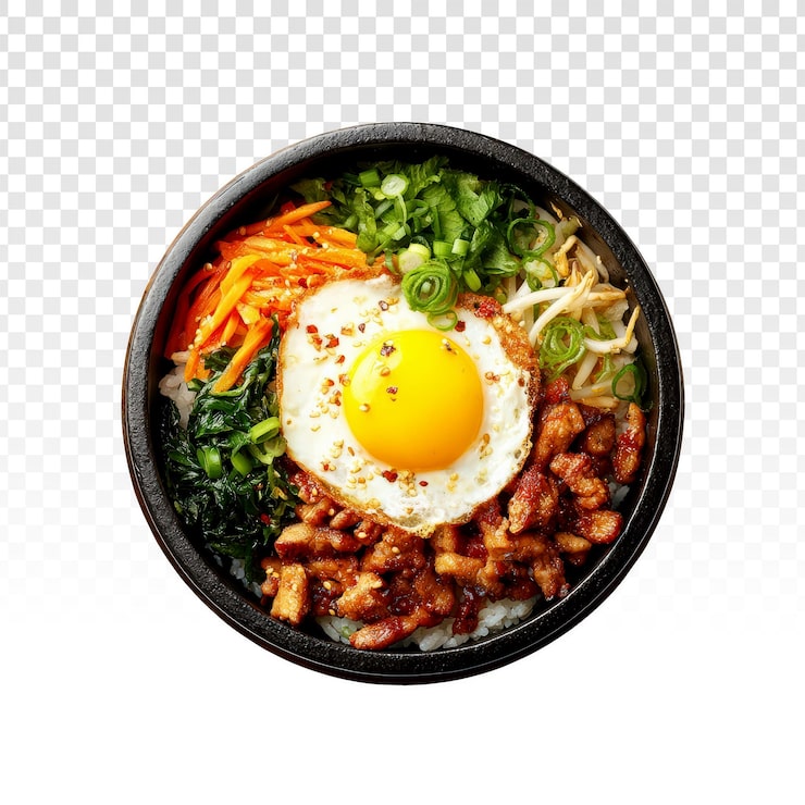 PSD gratuito bibimbap con huevo frito y verduras en un cuenco de piedra