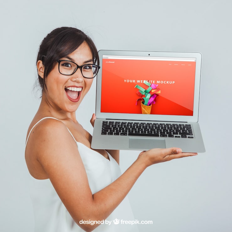 PSD gratuito diseño de mock up con mujer riendo y portátil