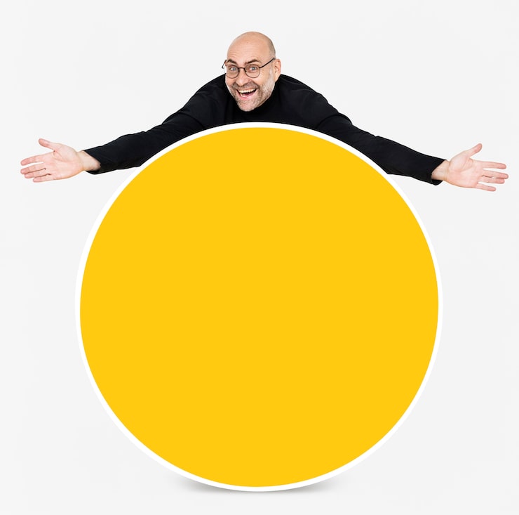PSD gratuito hombre feliz mostrando un tablero amarillo redondo