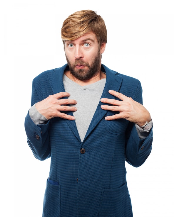 Gratis PSD man met handen op de borst.