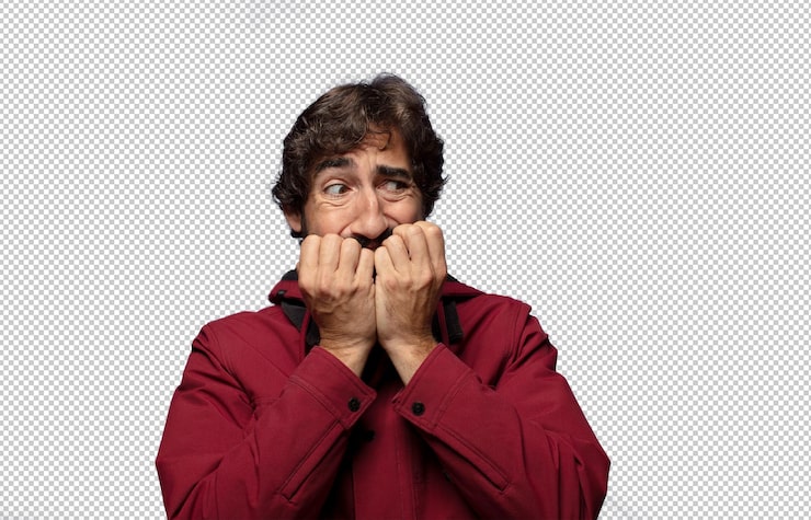 PSD gratuito mirando preocupado ansioso estresado y asustado mordiendo las uñas y mirando hacia el espacio de copia lateral