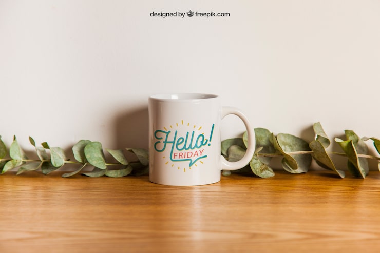 PSD Gratis mockup cangkir dengan dekorasi bunga