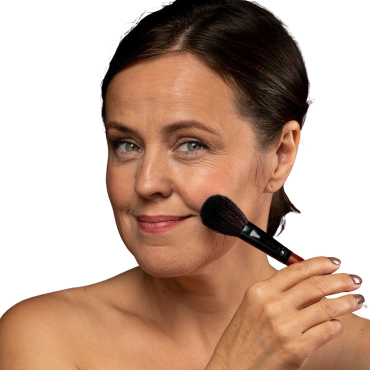 PSD gratuito mujer mayor con pincel de maquillaje