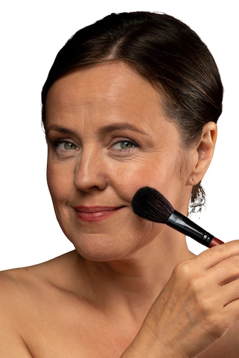 PSD gratuito mujer mayor con pincel de maquillaje