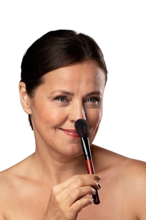 PSD gratuito mujer mayor con pincel de maquillaje