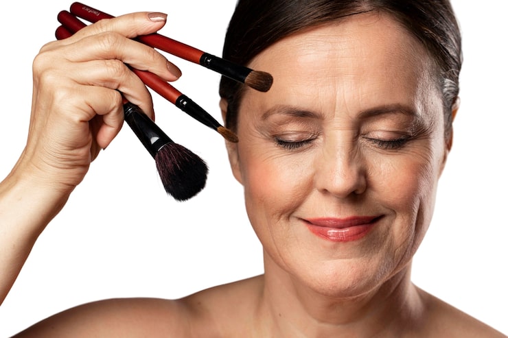PSD gratuito mujer mayor con pincel de maquillaje