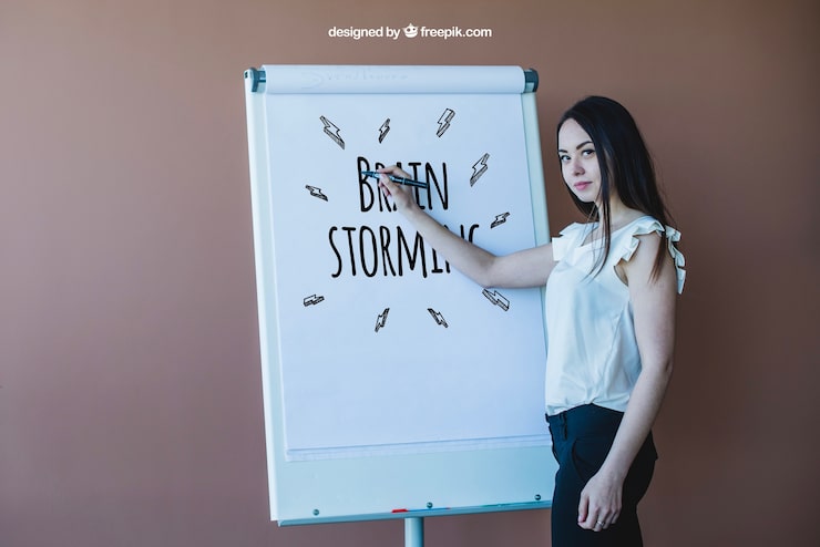 PSD gratuito mujer de negocios dibujando en roll up banner