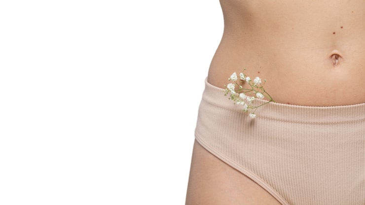 PSD gratuito mujer posando con amor propio por su cuerpo