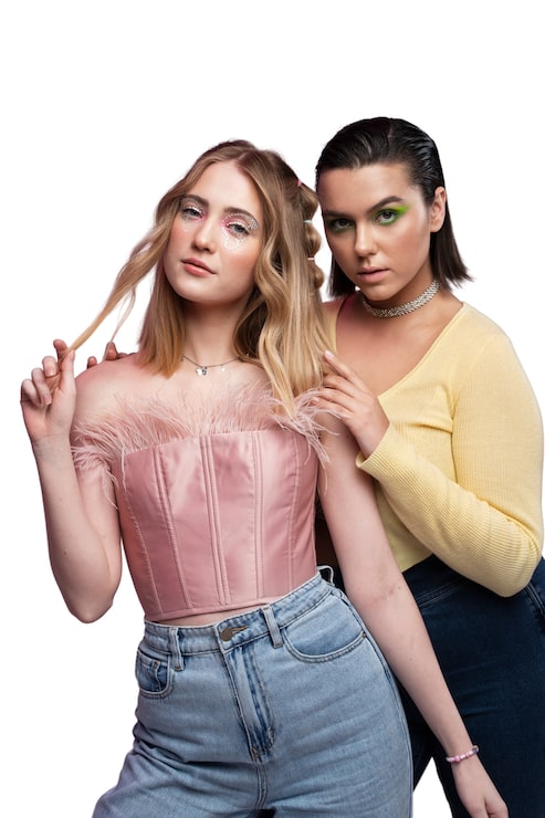 PSD gratuito mujeres geniales de tiro medio posando juntas