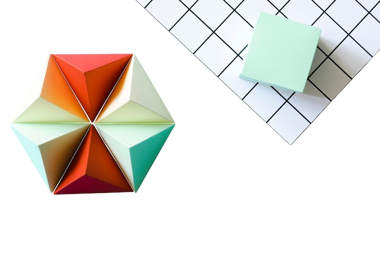 PSD gratuito objetos de papel abstractos aislados sobre un fondo blanco