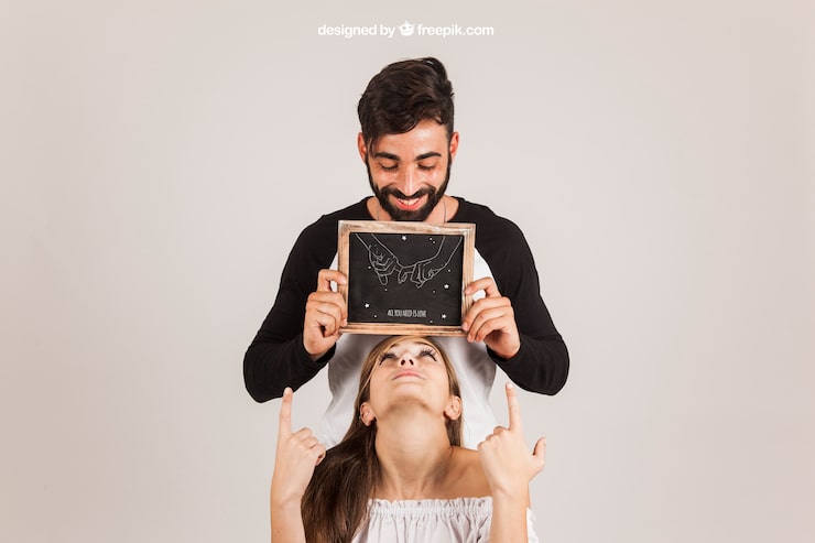 PSD gratuito pareja feliz presentando pizarra