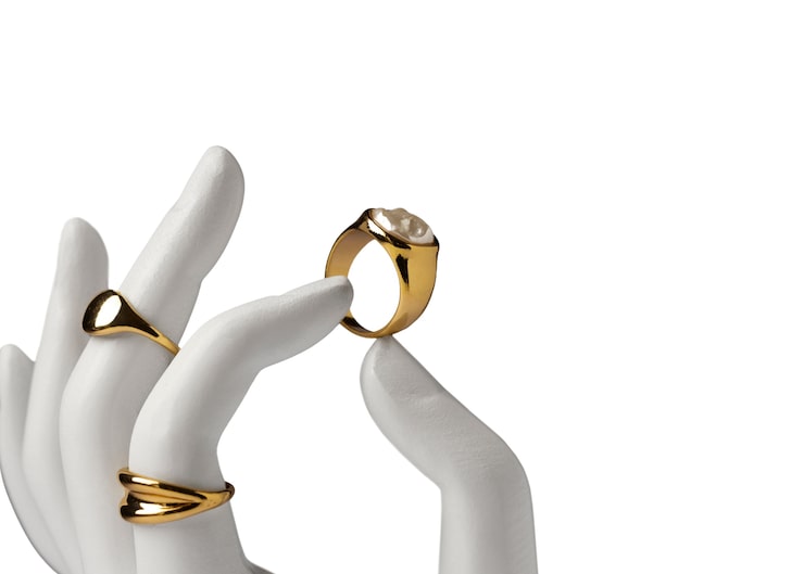 PSD gratuito primer plano en el anillo de oro en la mano del maniquí