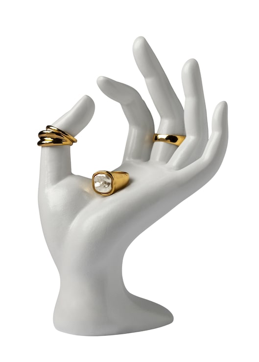 PSD gratuito primer plano en el anillo de oro en la mano del maniquí