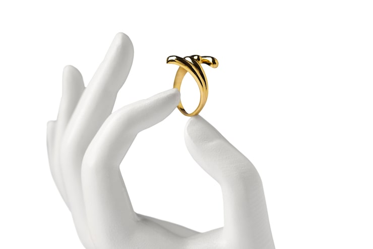 PSD gratuito primer plano en el anillo de oro en la mano del maniquí