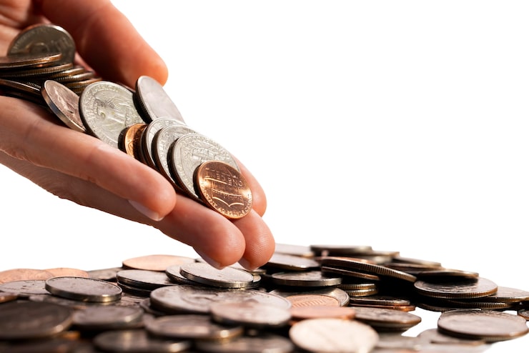 PSD gratuito un primer plano de una moneda en la mano aislada