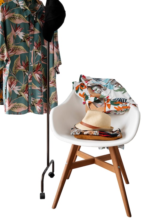 PSD gratuito vista de la camisa hawaiana con silla