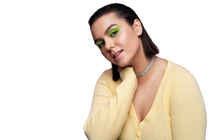 Gratis PSD vooraanzichtvrouw die koele make-up draagt