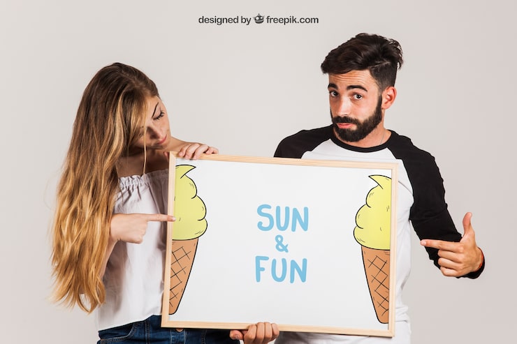 PSD gratuit couple montrant tableau blanc