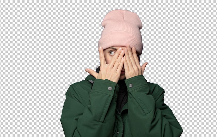 PSD gratuit couvrant le visage avec les mains regardant entre les doigts avec une expression de surprise et regardant sur le côté