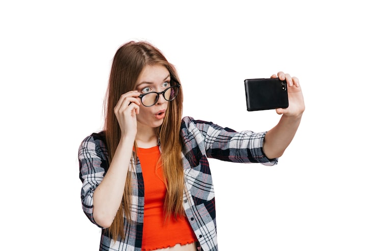 PSD gratuit femme expressive gesticulant