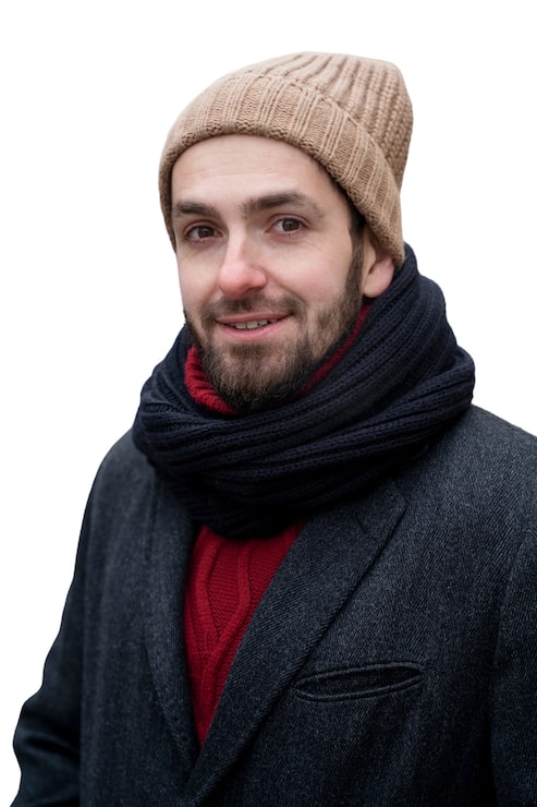 PSD gratuit un homme souriant en pose.