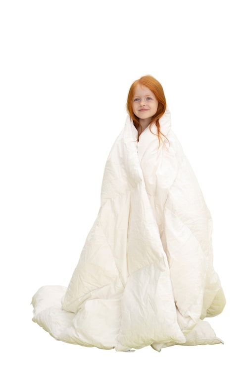 PSD gratuit portrait en studio de jeune fille avec une couverture gonflée