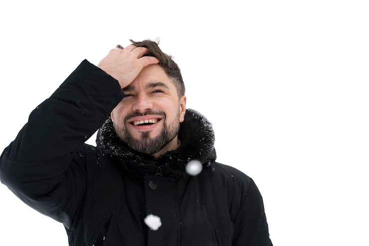 PSD gratuit vue de face homme souriant à l'extérieur