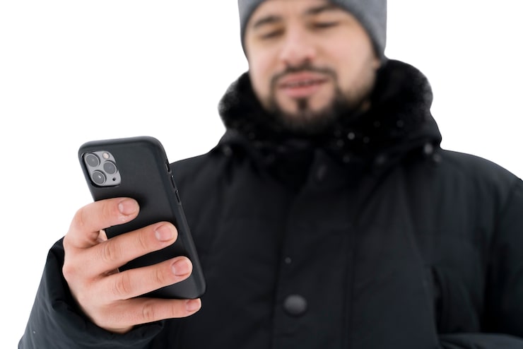 PSD gratuit vue de face homme tenant un smartphone