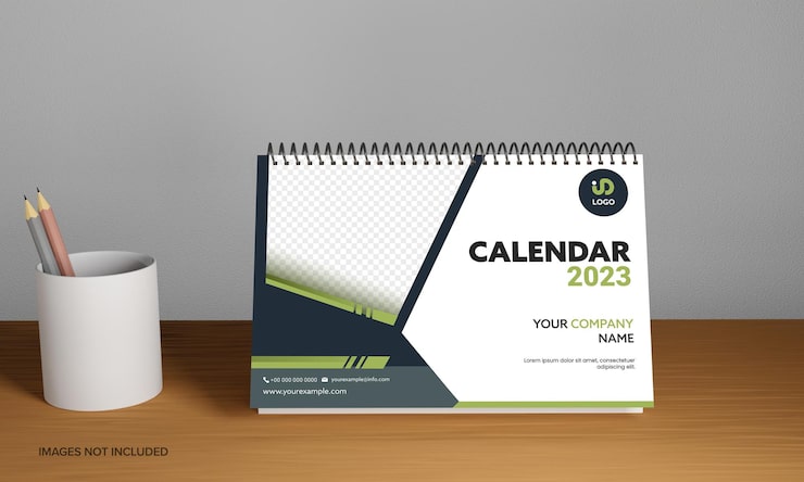 PSD calendrier de bureau annuel 3d 2023 avec espace pour l'image ou le texte tasse à crayon sur fond gris et marron