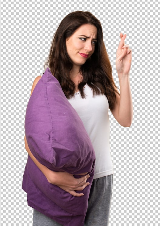 PSD chica joven hermosa con una almohada con sus dedos que cruzan