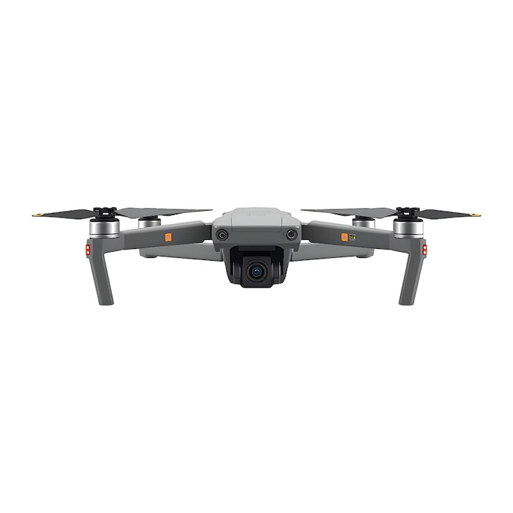 PSD drone aéreo quadricóptero voando em céu limpo com hélices girando pronto para decolar