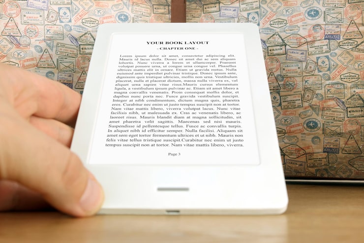 PSD ebook reader mockup y sosteniendo la mano en el fondo de sellos de viaje
