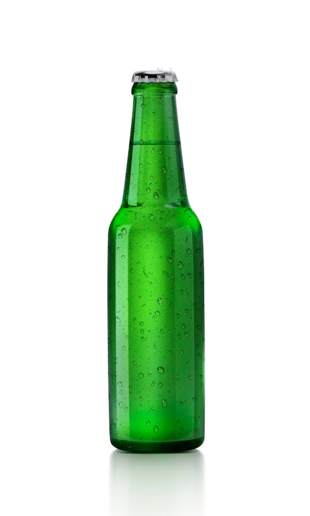 PSD fonte transparente de garrafa de cerveja verde