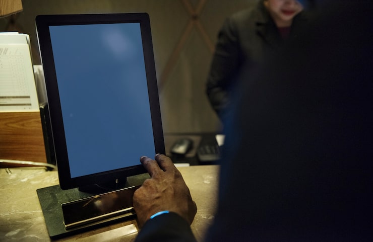 PSD gente de negocios discutiendo sobre el trabajo usando tableta