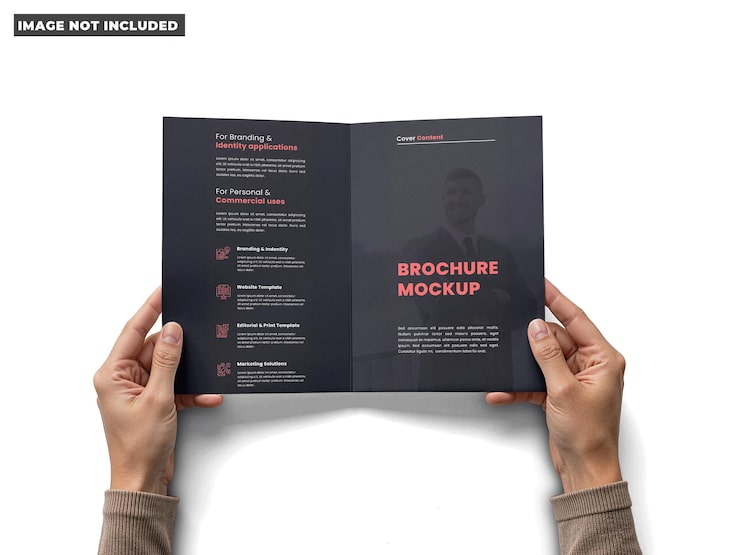 PSD hände halten offenes zweifach gefaltetes broschüren-mockup für professionelle präsentation