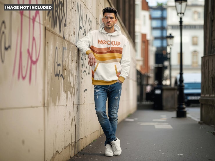 PSD joven con un mockup de sudadera con capucha blanca y a rayas en una calle urbana