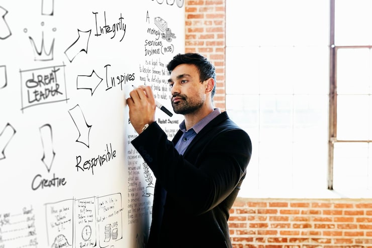 PSD mann schreibt auf ein whiteboard-modell