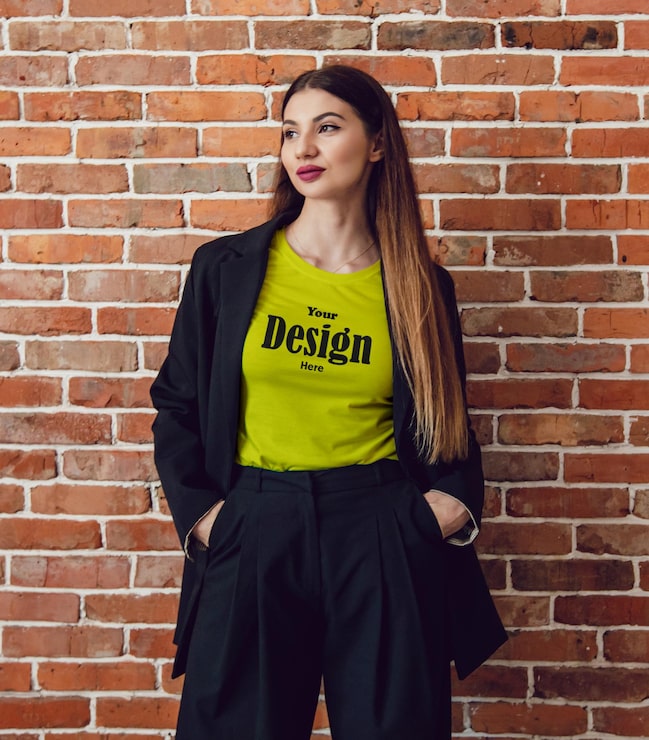 PSD maqueta de camiseta psd chica elegante y fondo hermoso