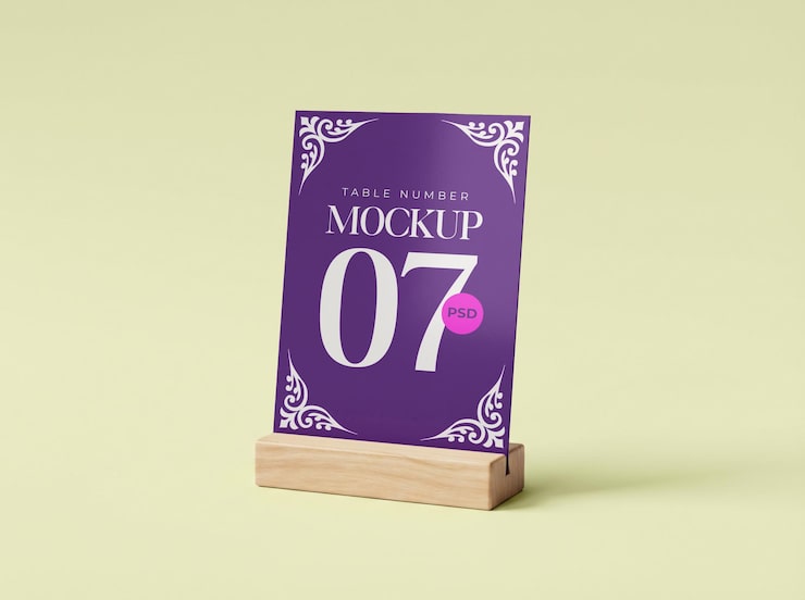 PSD maquette de carte de numéro de table dans un porte-carte en bois