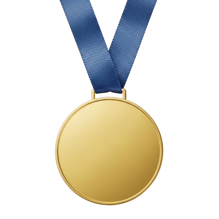 PSD médaille d'or brillante avec ruban bleu isolée sur fond blanc