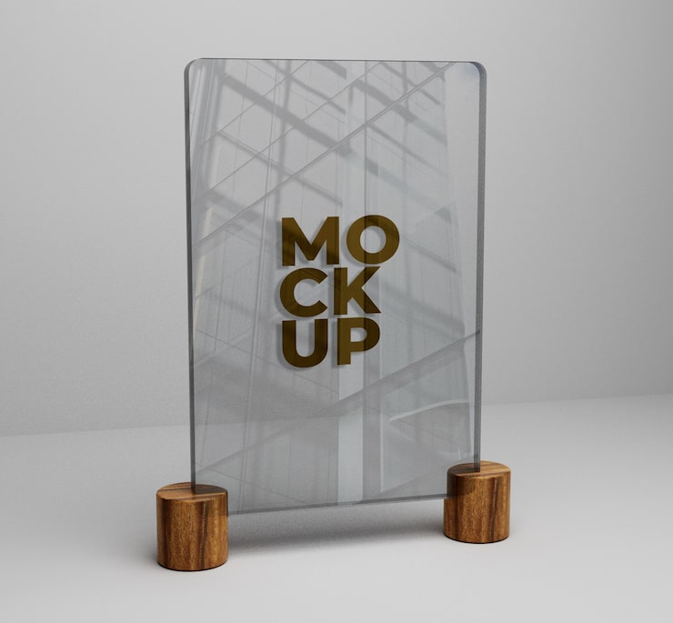 PSD mockup logo emas pada kaca dengan latar belakang kayu