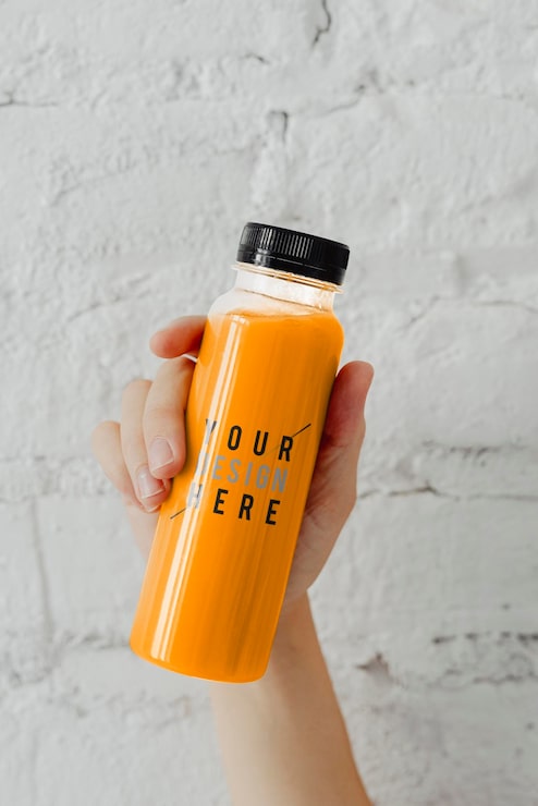 PSD mockup wanita memegang sebotol jus jeruk