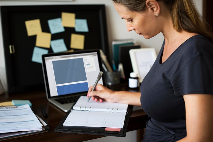 PSD la mujer embarazada está trabajando y escribiendo notas importantes